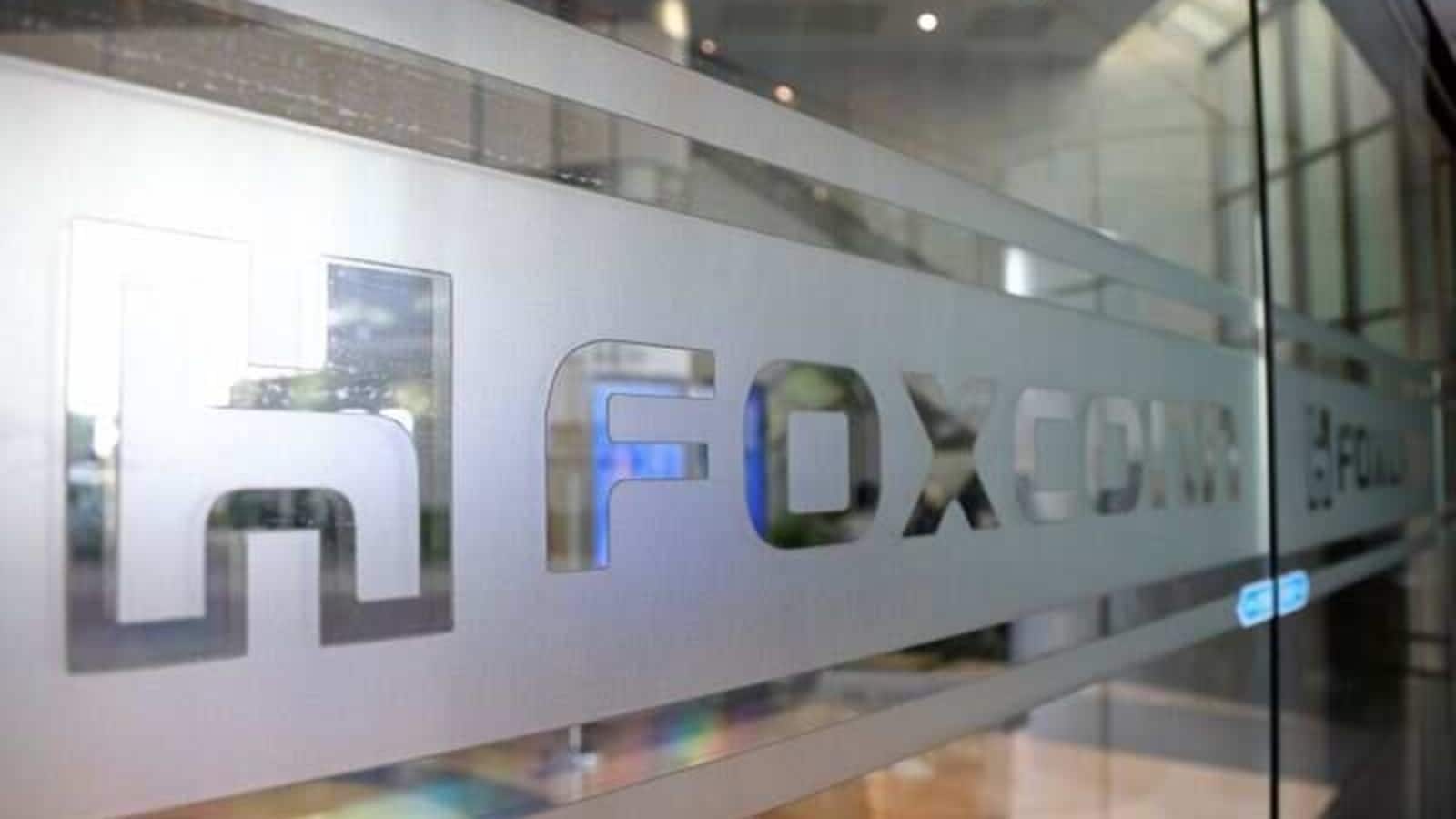 Foxconn unveils pickup and crossover models to expand EV lineup